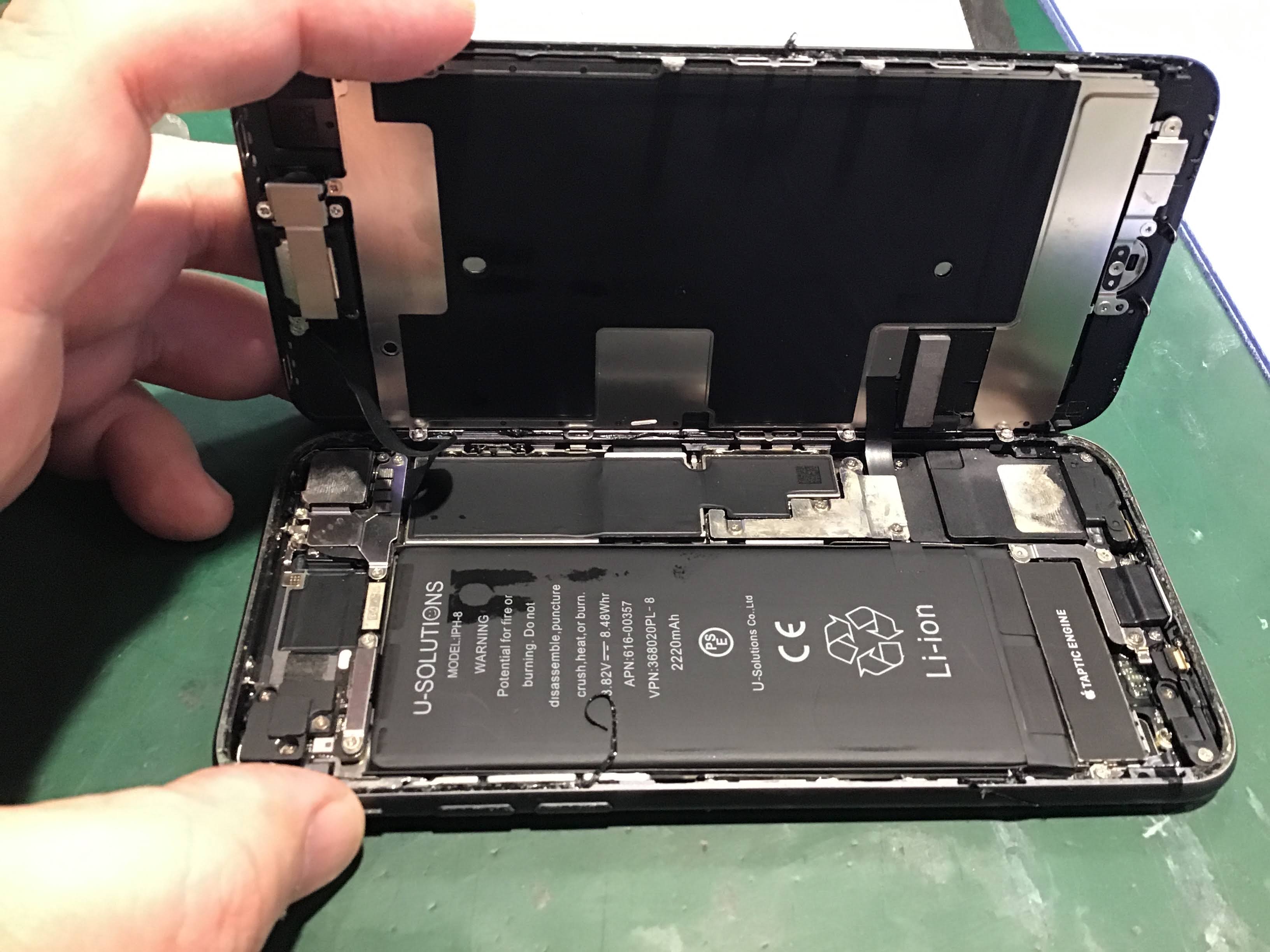 iPhone8のバッテリー交換は、データそのまま・即日修理のスマホ修理工房秋津店へ！